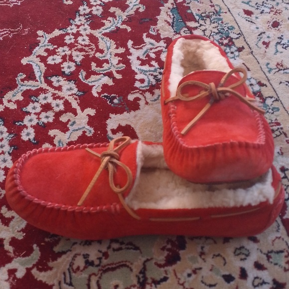 Red Ugg Moccasins 🍒 Sheep Wool Sherling Slippers Rare Color - Picture 13 of 16